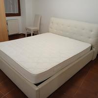   2 Letti matrimoniali  spalliere in pelle bianchi