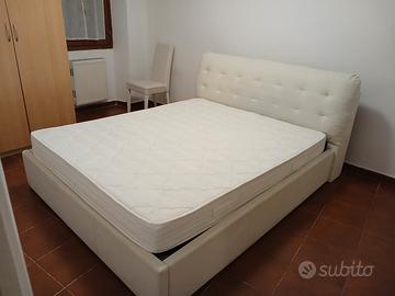   2 Letti matrimoniali  spalliere in pelle bianchi