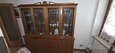Vetrina  classica in legno con ante in vetro