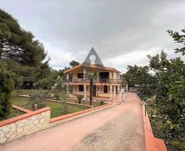 Villa bifamiliare ampio spazio esterno castellana