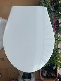 WC bianco in ceramica