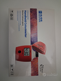 Misuratore digitale del calcio in acquario marino