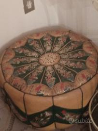 Puf etnici vintage in pelle/cuoio. 