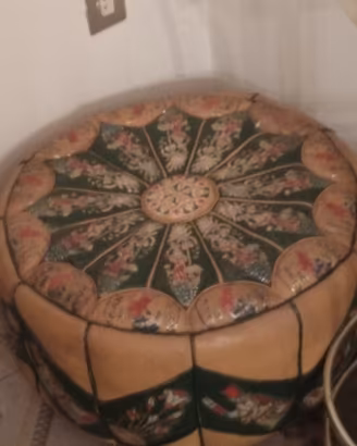 Puf etnici vintage in pelle/cuoio. 