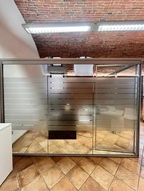 Pareti divisorie vetrate con porta
