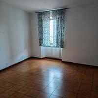 Casa con cortile carrabile