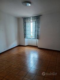 Casa con cortile carrabile