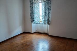 Casa con cortile carrabile