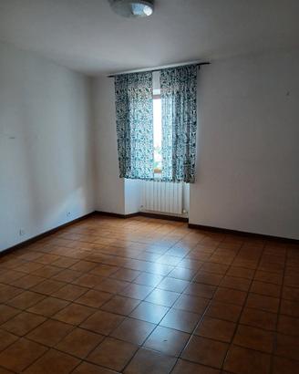Casa con cortile carrabile