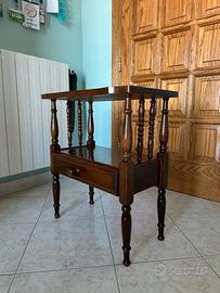 Comodino in legno massello con cassetto e ripiano