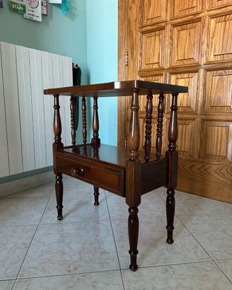 Comodino in legno massello con cassetto e ripiano