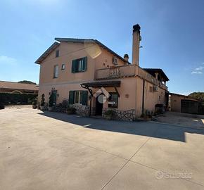 VILLA SINGOLA A LARIANO