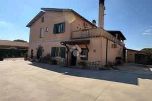 VILLA SINGOLA A LARIANO