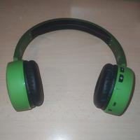 cuffie bluetooth di colore verde 