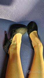 tacchi simil velluto con decorazioni 