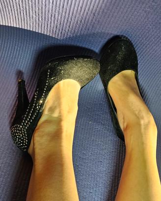 tacchi simil velluto con decorazioni 