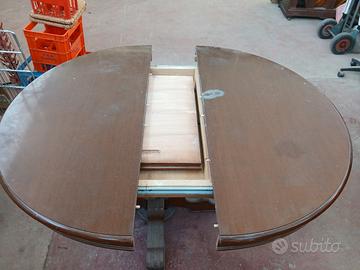 tavolo rotondo e libreria