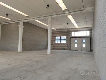 Frazione di capannone da 200 mq e spazio esterno