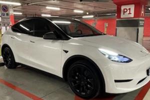 Tesla model Y rwd con cerchi 20” e gancio traino