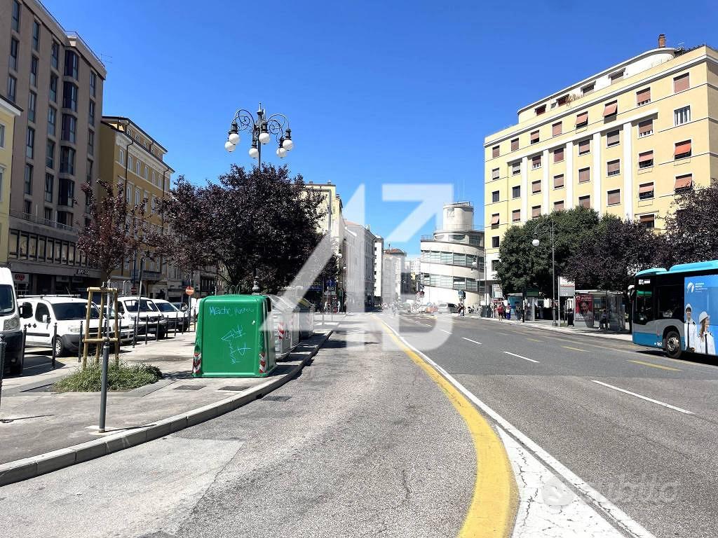 Attività / Licenza di 300 m² con 5 locali a Triest