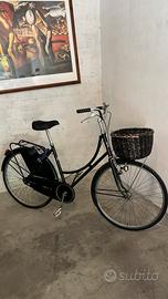 Bicicletta da donna con cestino in vimini