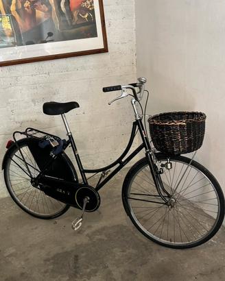 Bicicletta da donna con cestino in vimini