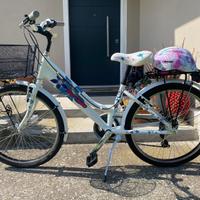 Bicicletta da ragazza bianca con cestino