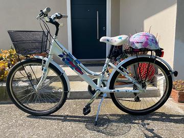 Bicicletta da ragazza bianca con cestino
