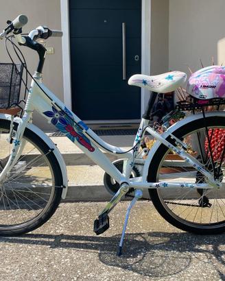 Bicicletta da ragazza bianca con cestino