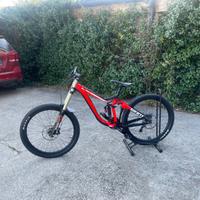 Bici downhill giant glory mongoose 