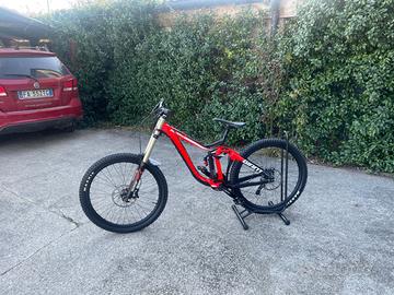 Bici downhill giant glory mongoose 