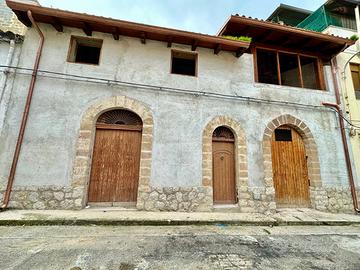 Grezzo a Partinico in via De Luca