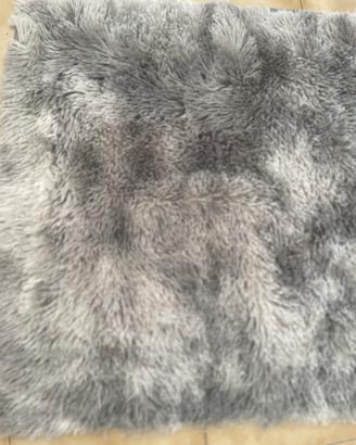 Tappeto grigio mai usato