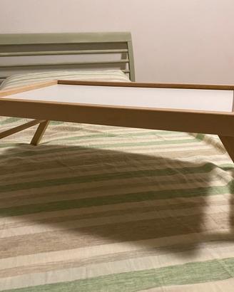 Vassoio da letto pieghevole in legno e bianco