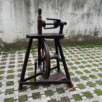 Arcolaio antico a pedale in legno