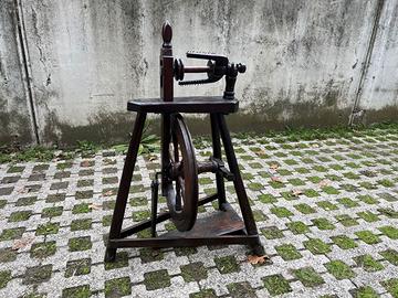 Arcolaio antico a pedale in legno