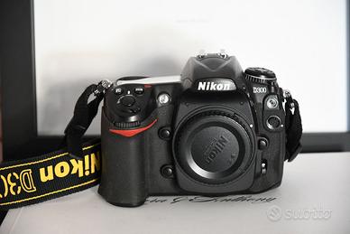 Corpo Nikon D300 batterygrip , pochissimi scatti