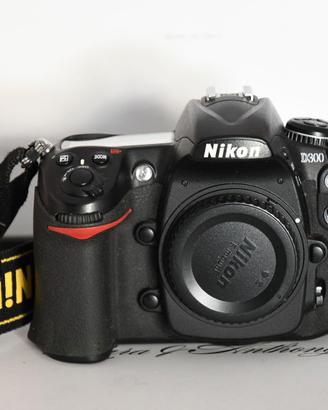 Corpo Nikon D300 batterygrip , pochissimi scatti
