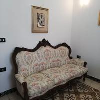 divano tre posti stile barocco.