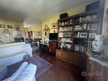 Attico / Mansarda di 130 m² con 5 locali e posto a