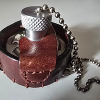 Orologio a forma di bomba mano rivestita pelle