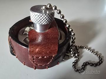 Orologio a forma di bomba mano rivestita pelle