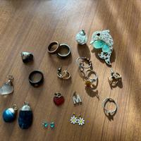 ciondoli, anelli e orecchini