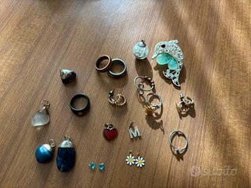 ciondoli, anelli e orecchini