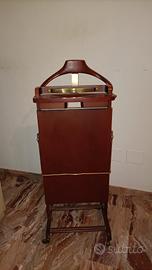 Servomuto appendiabiti da camera