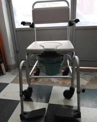 Sedia a rotelle da toilette