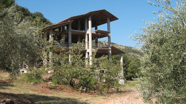 Villa in cemento con terreno per agriturismo