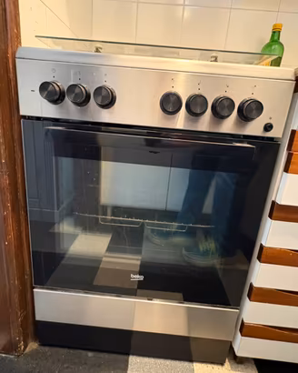 cucina Beko + credenza/vetrina