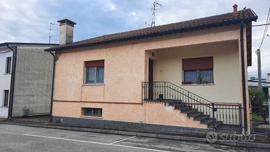 Villa di 183 m² con 4 locali e box auto a Frassine