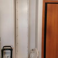 Colonna con ripiani e sportello in basso